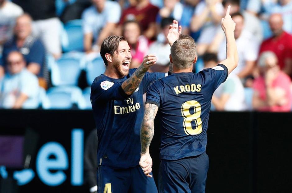 Sergio Ramos festeja con Toni Kroos el golazo del sábado. (Foto: Real Madrid)