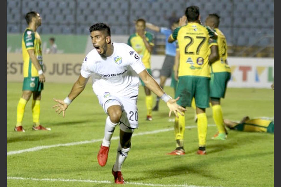 Gerardo Gordillo festeja con locura la anotación del triunfo de Comunicaciones. (Foto: Luis Barrios/Soy502)