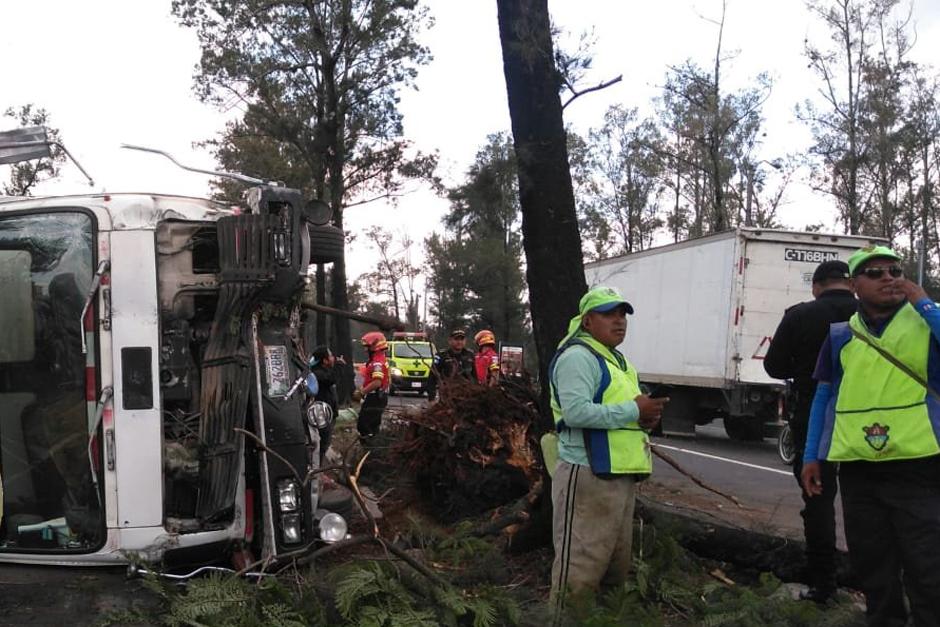 Un camión volcó en Periférico y complica la movilidad en ambos sentidos. (Foto: Bomberos Municipales) 
