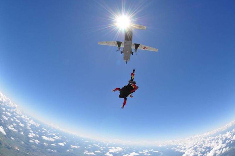 Hombre desesperadamente lucha por su vida ya que el paracaídas no se abre. (Foto: Captura de video)