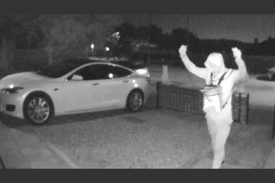 A este par de ladrones les bastó menos de un minuto para robar un auto. (Foto: Captura de pantalla)