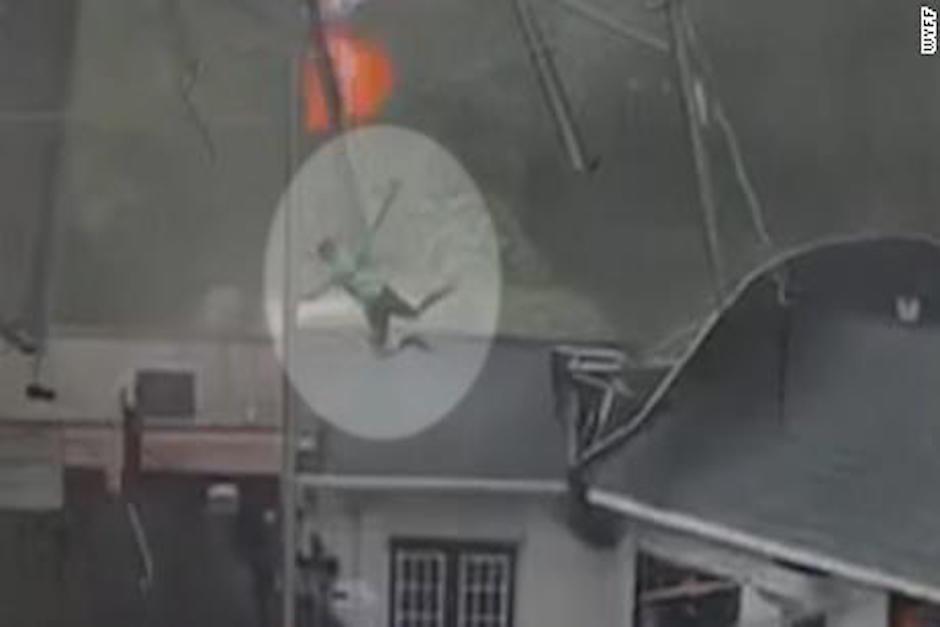 Una ráfaga de viento eleva a un hombre a más de seis metros. (Foto: Captura de video)