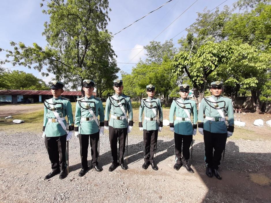 La publicación del Instituto Adolfo V. Hall llamó la atención de los usuarios. (Foto: Captura Facebook) 