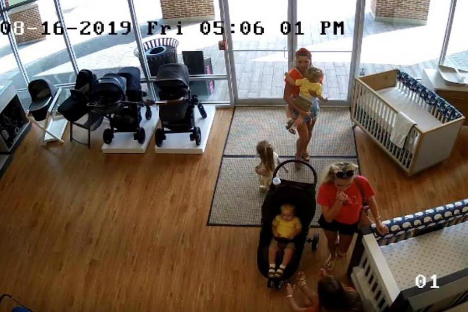 Mujer robó un carruaje para bebés, pero olvidó a su hijo en la tienda. (Foto: Captura de video)
