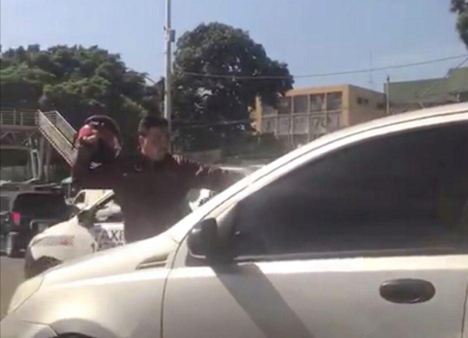 Otra pelea en el tráfico fue captada en video. (Foto: Captura de pantalla) 