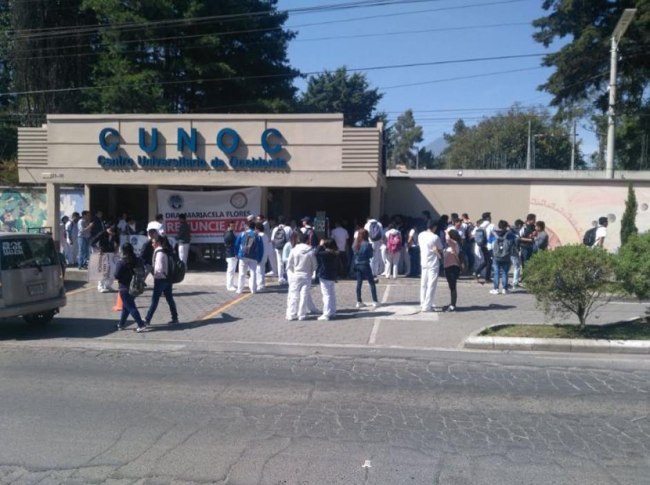 El exrector Estuardo Gálvez de la Usac está implicado en la construcción de un edificio para clínicas, laboratorios y aulas que nunca fue construido, pero sí se pagó una parte. (Foto: Stereo100)