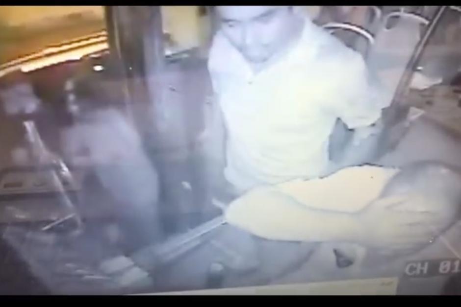 El piloto agredido por los dos hombres tiene 20 años de trabajar en la misma empresa y no ha tenido quejas por malos tratos a los usuarios. (Foto: captura de pantalla) 