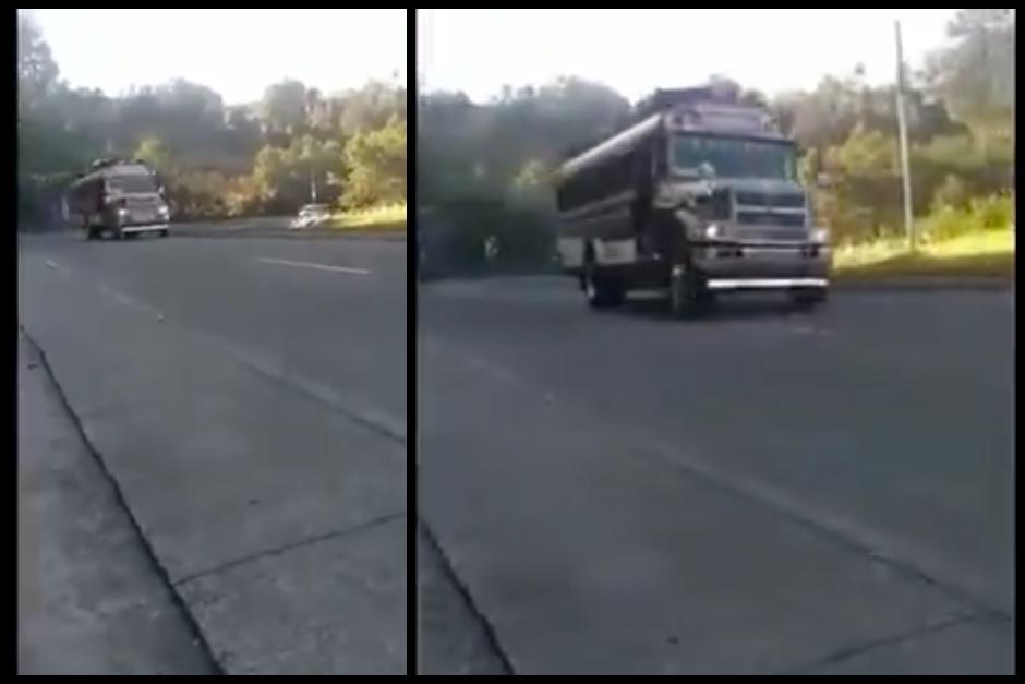 El bus extraurbano fue captado a gran velocidad. (Foto: captura de pantalla)