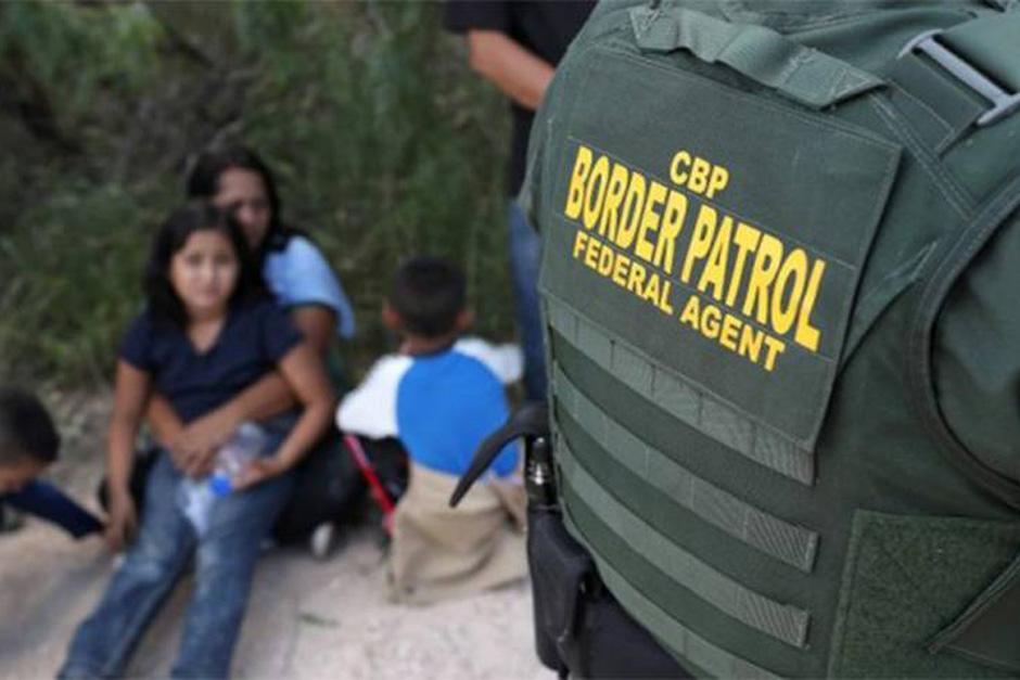 El menor fue desatendido por las autoridades migratorias estadounidenses y su cuerpo fue hallado varias horas después tirado en el baño de su celda. (Foto: AFP)