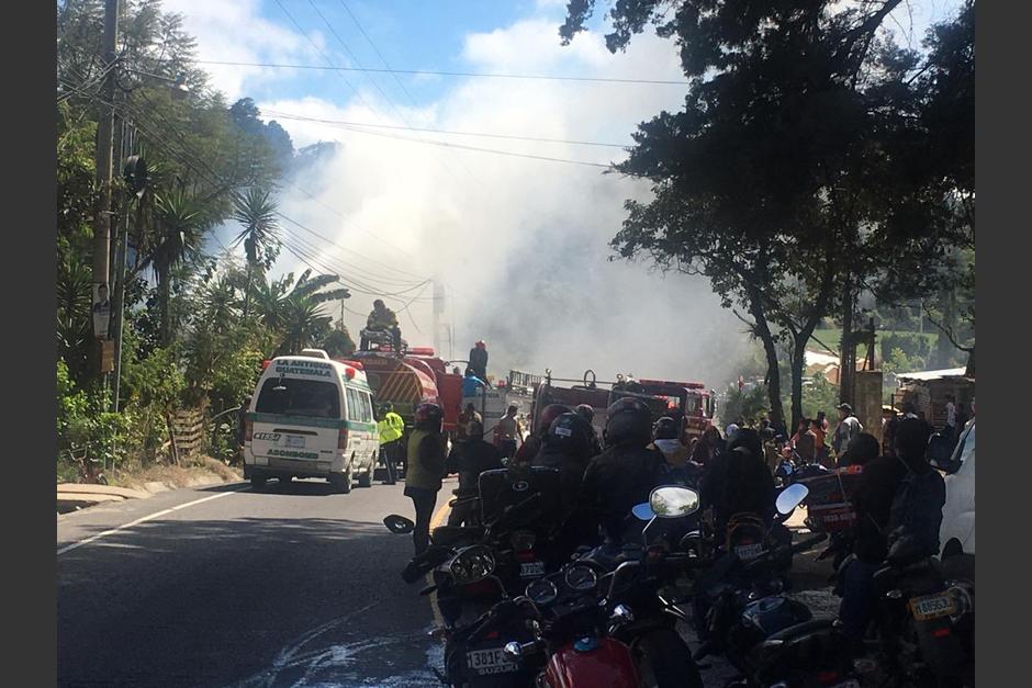 El paso en esta ruta permanece cerrado debido al incendio. (Foto: @express_foto/Twitter)