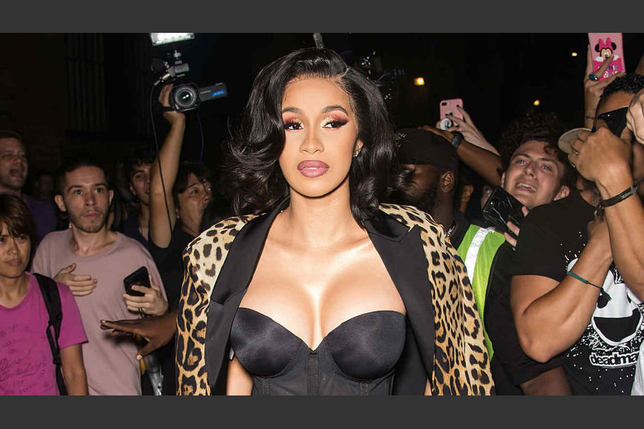 Cardi B lució un sexy cuerpazo en Ghana. (Foto: Telemundo) 