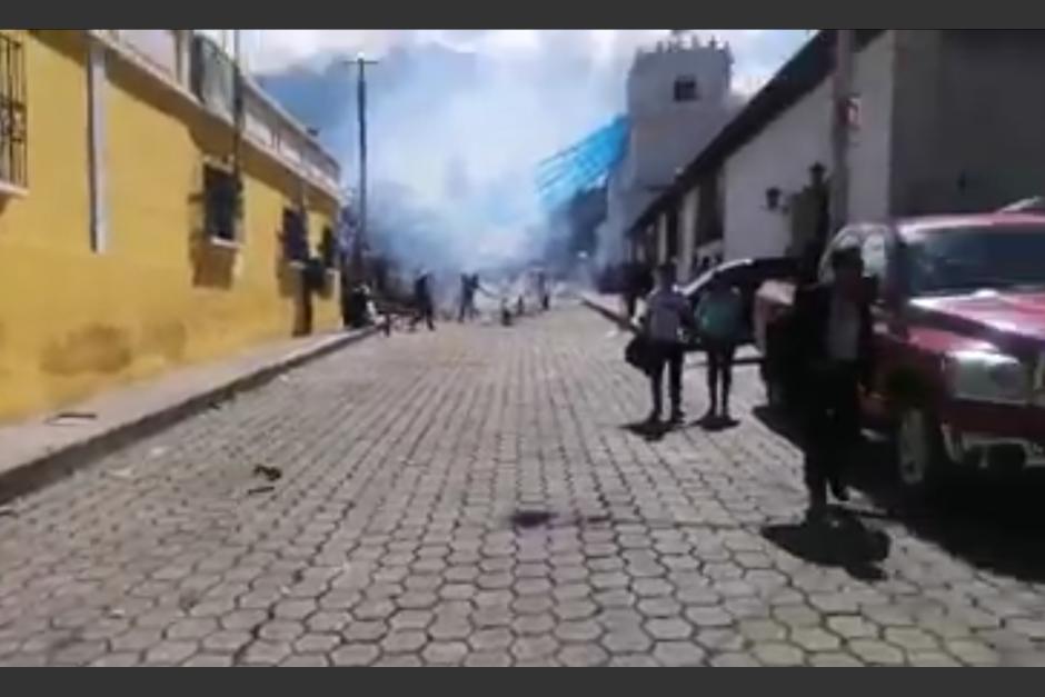 Una bomba explotó en el suelo y dejó heridas a cinco personas. (Foto: captura pantalla) 