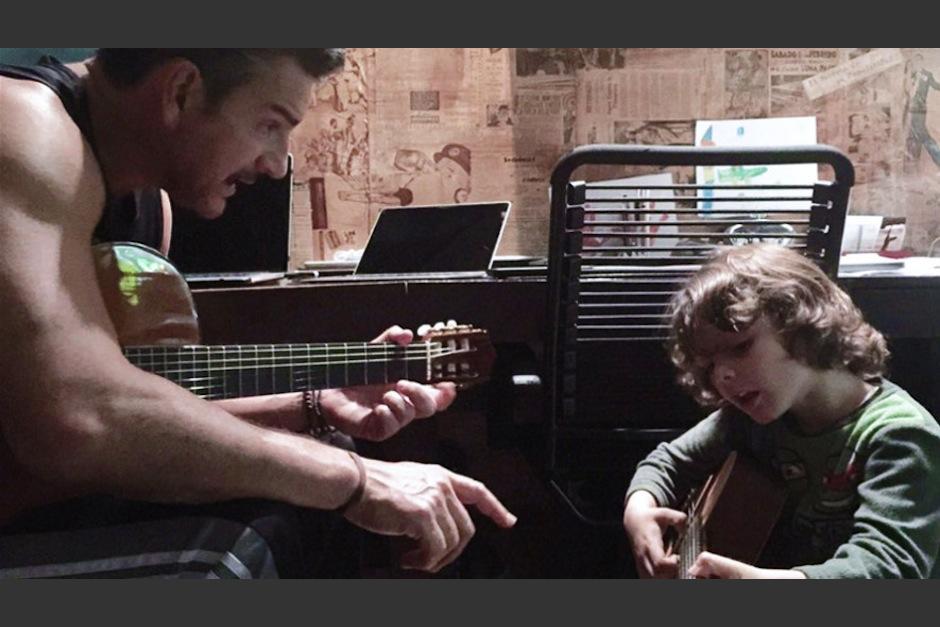 Nico, el hijo de Ricardo Arjona muestra su talento en el canto. (Foto: Instagram) 