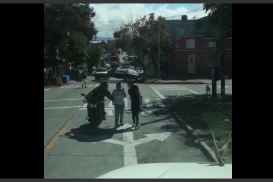 El motorista se percató que la mujer portaba el celular en el bolsillo trasero. (Foto: captura pantalla) 