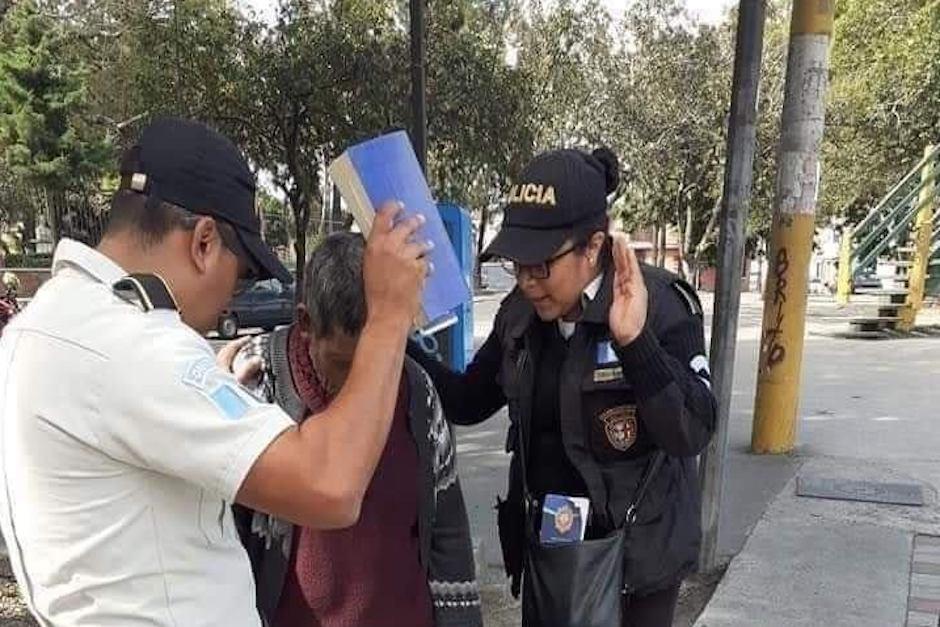 Un video en redes sociales muestra a una capellán policial predicando en un bus extraurbano (Foto: Facebook)