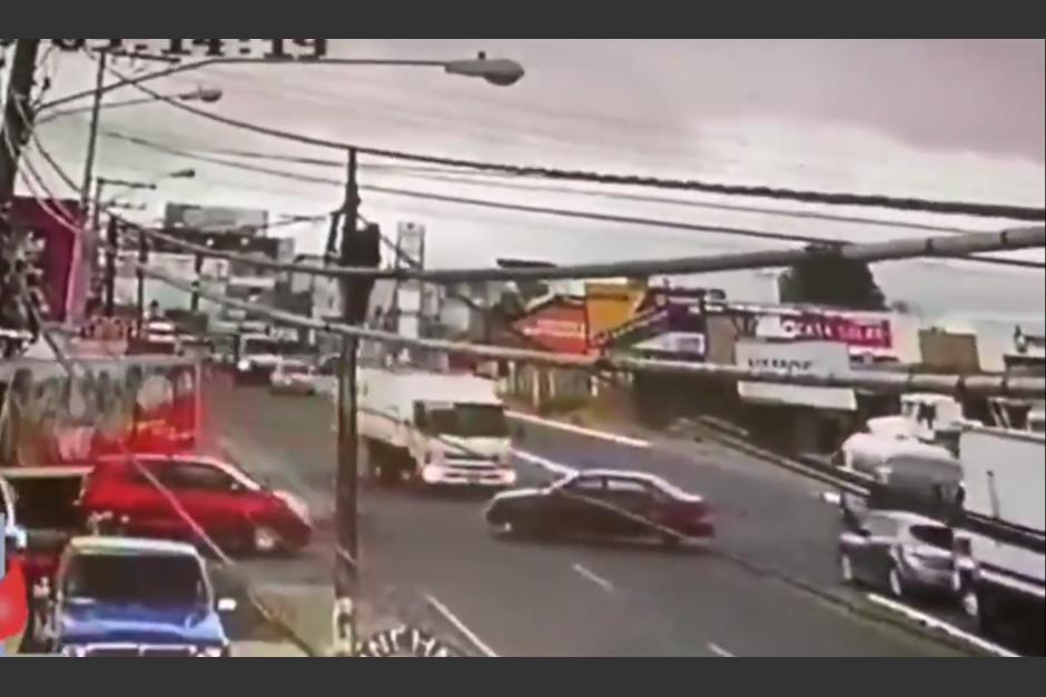 Un video muestra la imprudencia cometida por un hombre en el tráfico de Quetzaltenango. (Foto: captura pantalla) 