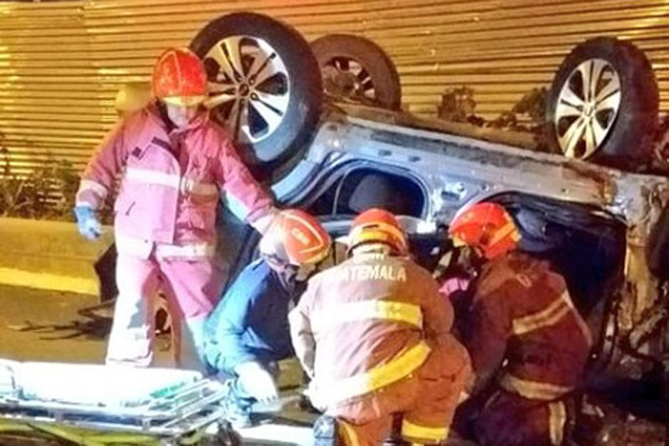 Los Bomberos Municipales lograron extraer al hombre para trasladarlo a un hospital. (Foto: Amilcar Montejo/PMT) 