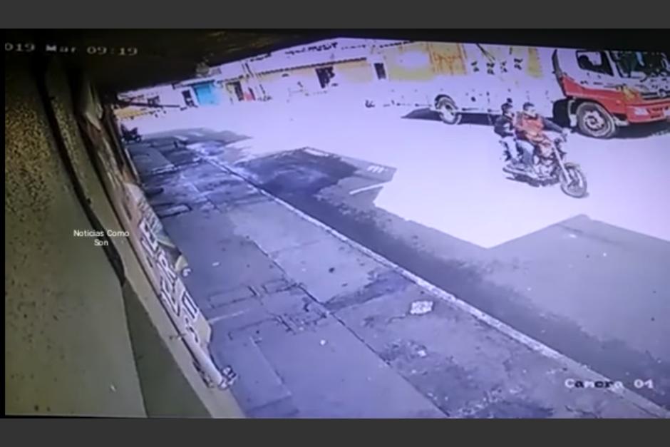 Los hombres atacaron al repartidor en San Miguel Petapa. (Foto: captura pantalla) 