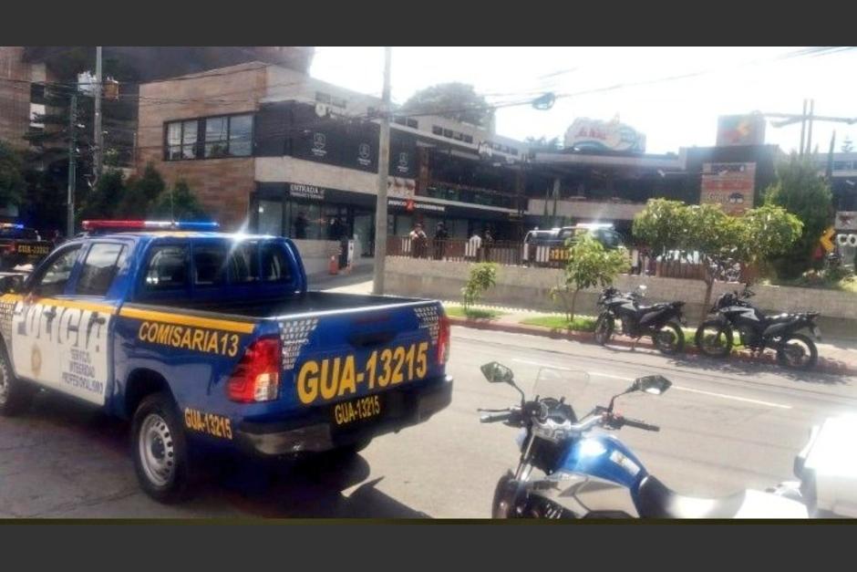 Las autoridades se encuentran en los alrededores de un centro comercial en la zona 10. (Foto: Víctor Bolaños) 