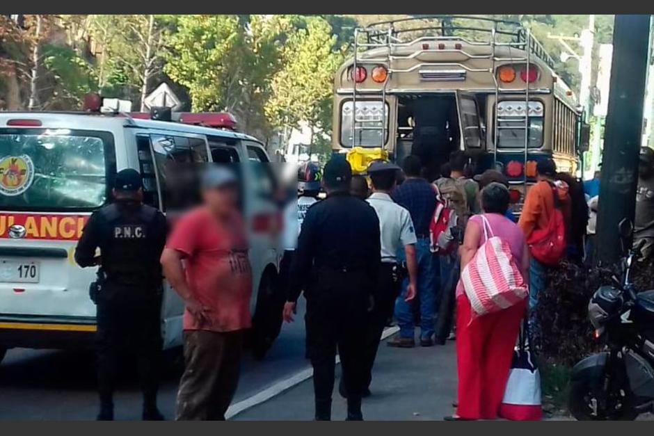 Los delincuentes pretendían despojar a los pasajeros de sus pertenencias. (Foto: PMT de San Lucas Sacatepéquez)