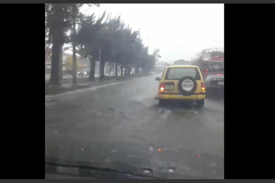El carril auxiliar se inundó en la calzada Aguilar Batres. (Foto: Twitter)