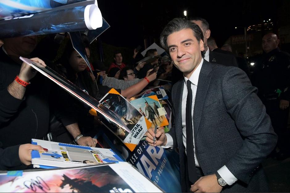 Oscar Isaac firmó autógrafos durante el estreno de Star Wars "The Rise of Skywalker". (Foto: AFP) 
