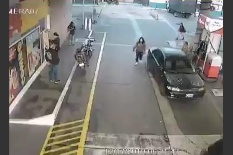 El hombre colocó el aparato en el cajero muy temprano este martes. (Foto: captura pantalla)