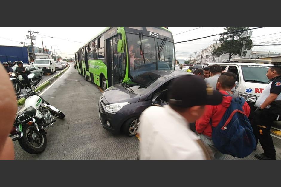 El incidente complica la movilidad tanto de los vehículos particulares como el de los buses articulados. (Foto: Transmetro Guatemala)
