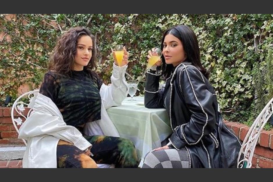 No se sabe con certeza desde cuando comenzaron a tener una amistad Rosalía y Kylie, aunque muchos creen que fue cuando la ‘influencer’ fue a uno de los conciertos de la española. (Foto: Instagram).