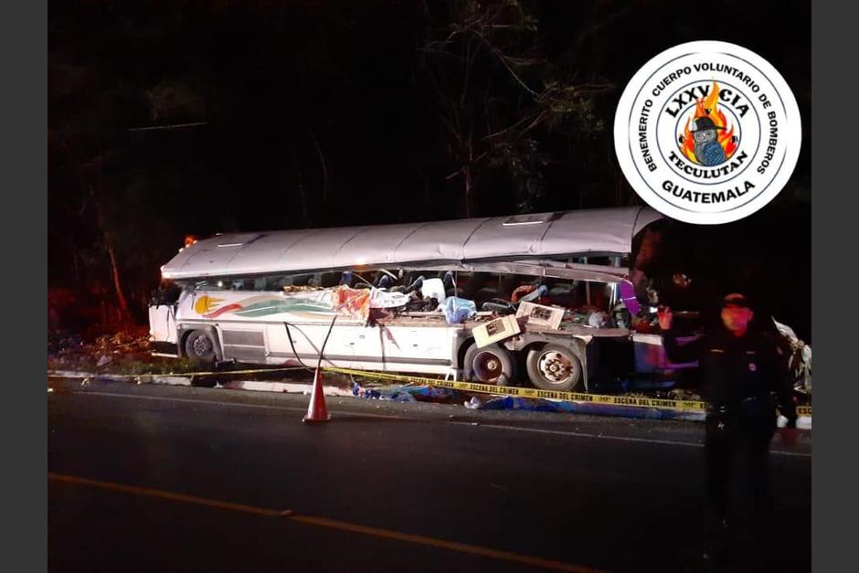 Los peritos del Ministerio Público continúan recabando evidencias del accidente. (Foto: Bomberos Voluntarios Teculutan Zacapa)