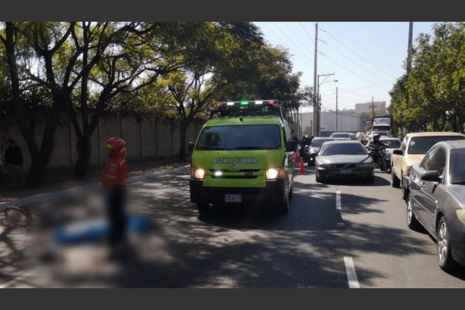 Bomberos Municipales llegaron a atender la emergencia, pero no pudieron hacer más nada por la víctima. (Foto: Amílcar Montejo)