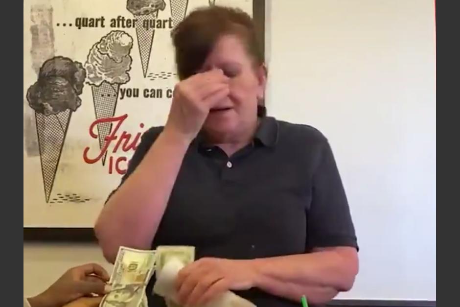 Una camarera en EE.UU. lloró cuando una familia le entregó una sorprendente propina en Navidad. (Foto: Captura de pantalla)