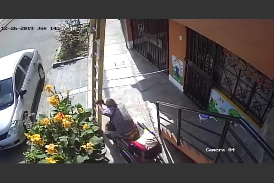 El hombre en silla de ruedas aparentemente se enojó por el obstáculo que estaba sobre la vereda. (Captura Video)