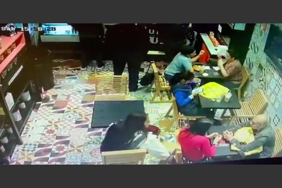 La mujer fue sorprendida por las cámaras de vigilancia y se pudo lograr su detención junto con un cómplice. (Foto: Captura de pantalla)