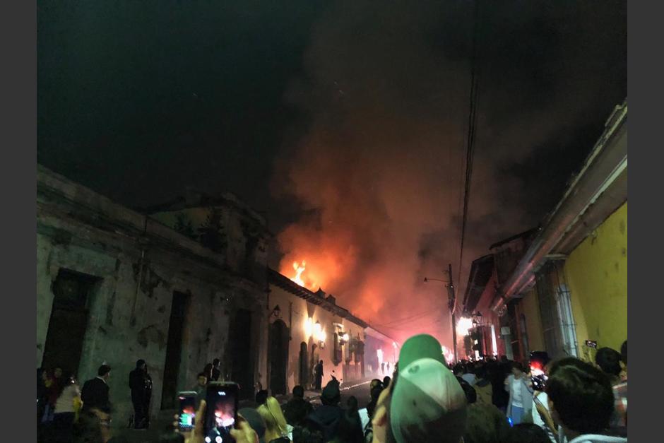 El Año Nuevo estuvo marcado por fuego en la ciudad de Antigua Guatemala. (Foto: captura pantalla) 