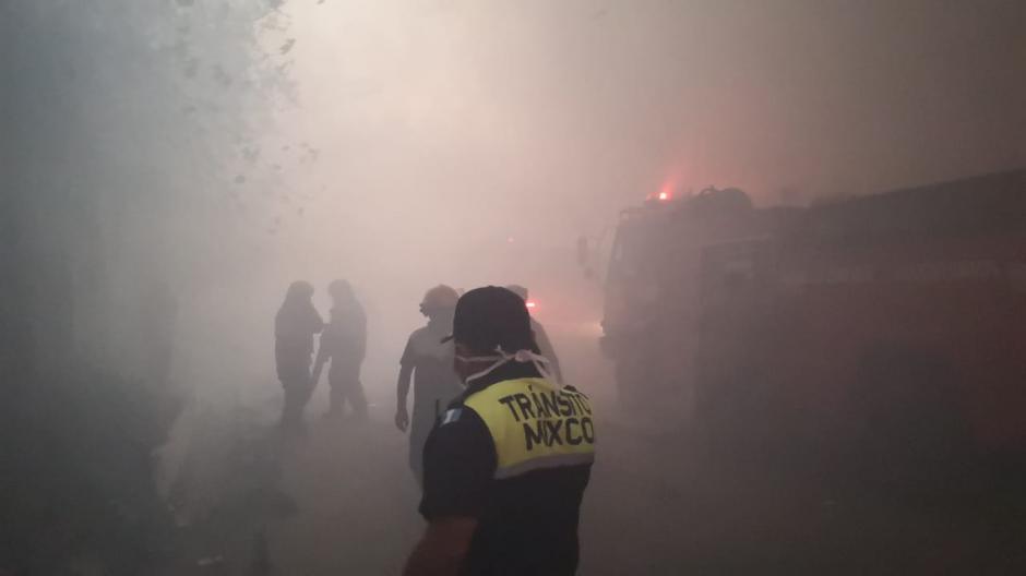 El fuego aumenta debido a los fuertes vientos. (Foto: Cruz Roja Guatemalteca) 