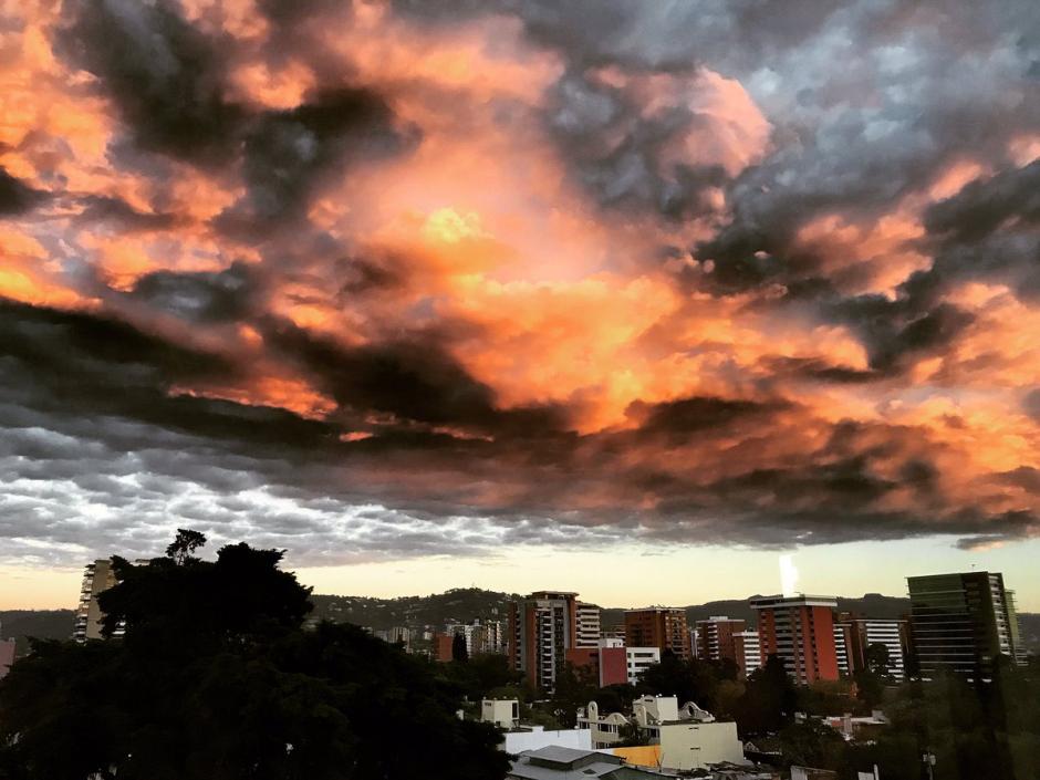 Durante el primer día laboral del 2019 se registró este atardecer. (Foto: Twitter/Juan Pablo Dardón) 