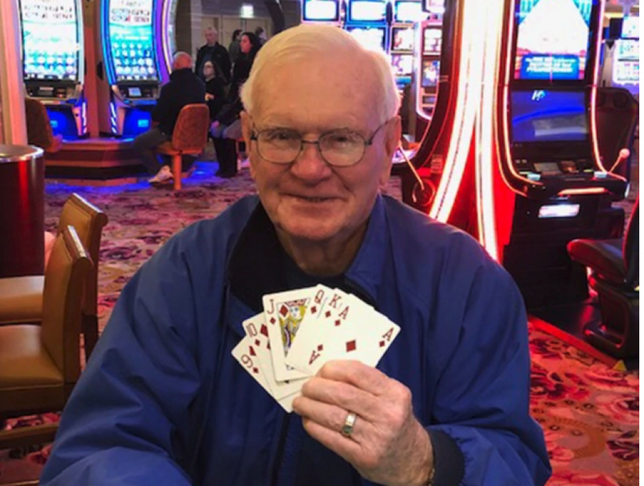 El hombre sacó una escalera real y con esa mano ganó un millón de dólares. (Foto: Infobae)