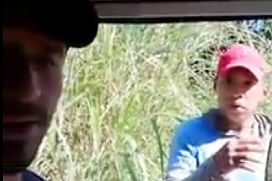 Un turista argentino denunció el cobro de 100 quetzales por comunitarios para poder transitar en una ruta en malas condiciones. (Foto: captura pantalla) 