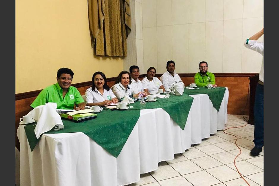 Cardona (segundo de derecha a izquierda) fue electo por Lider y actualmente es diputado de FCN. (Foto: Unidad Nacional de la Esperanza/Facebook)