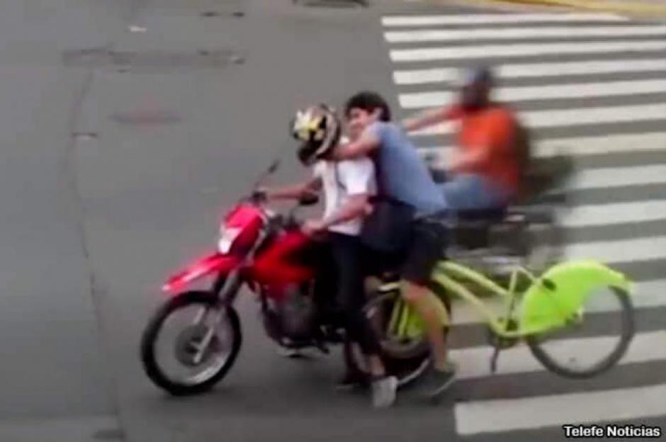 En bicicleta un valiente atrapó al "motoladrón" que lo asaltó en Buenos Aires, Argentina. (Foto: Captura de video)