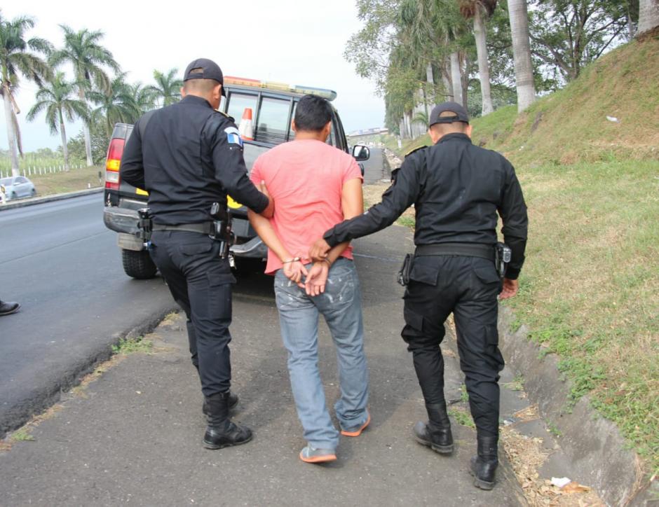 Víctor Manuel García Larios fue detenido por la policía en Escuintla, acusado de robo agraviado y secuestro. (Foto: PNC)