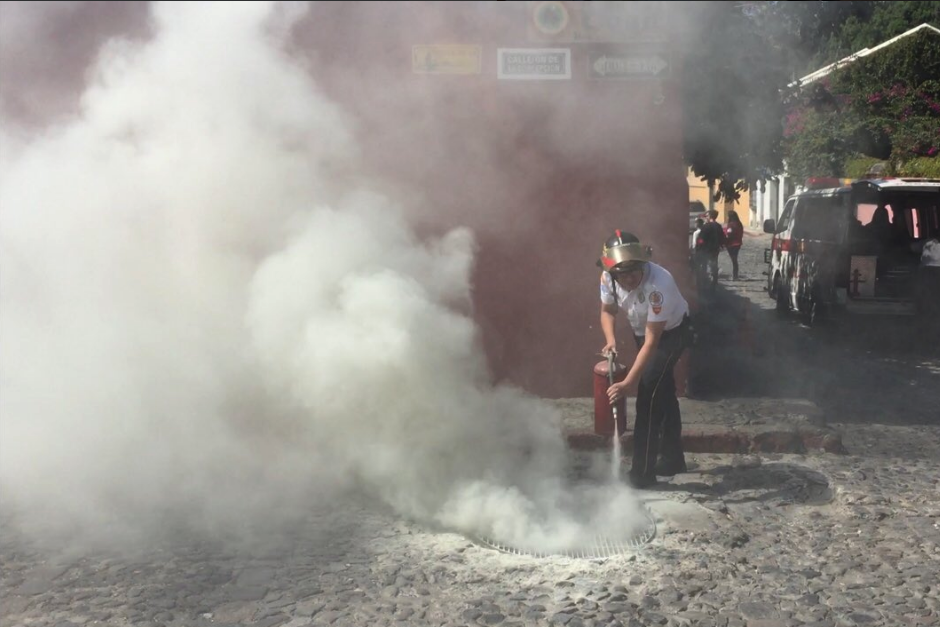 El conato de incendio fue en un transformador de energía eléctrica subterráneo. (Foto: Bomberos Voluntarios)