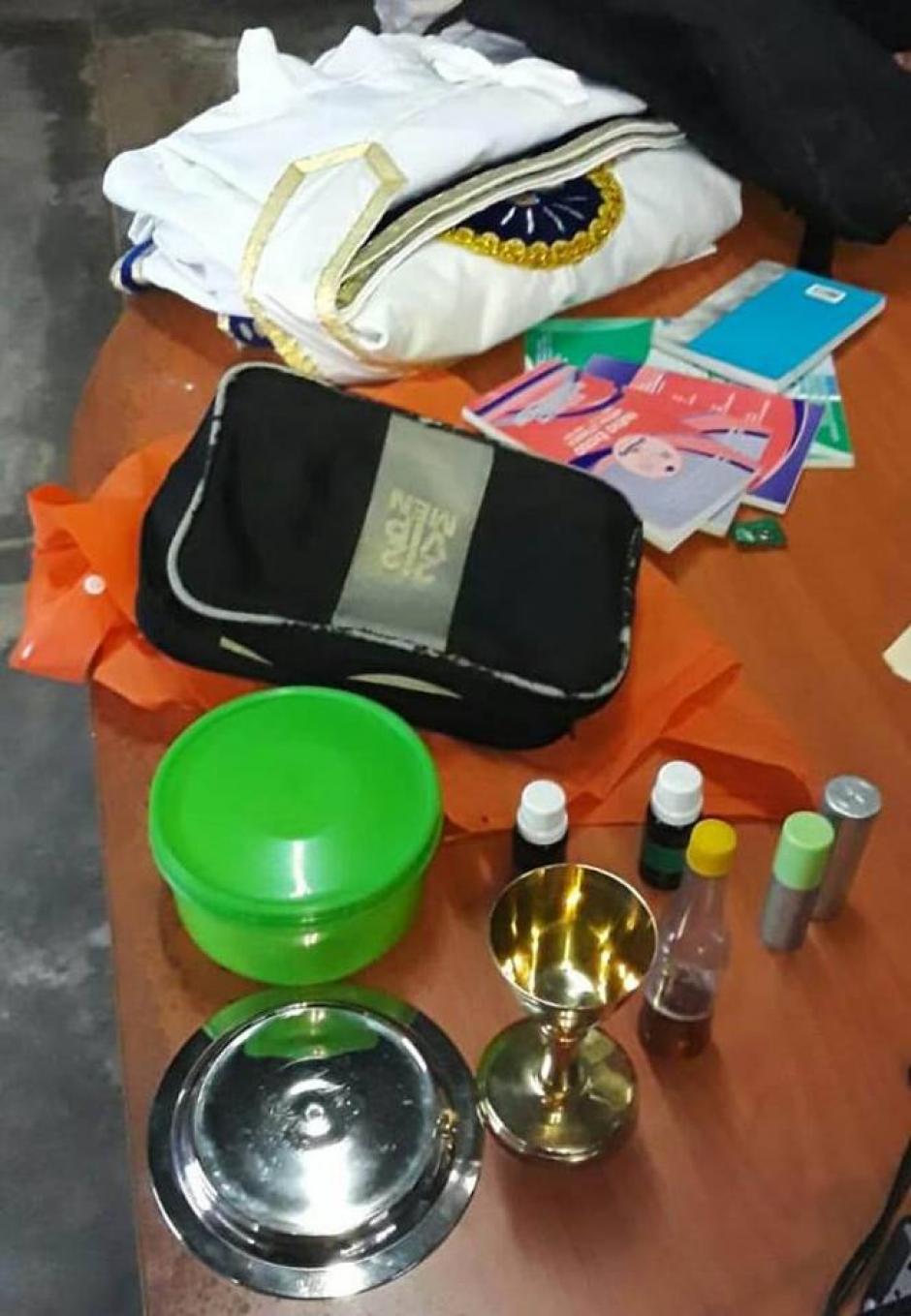 Uno de los delincuentes aún portaba la mochila que le había robado al sacerdote. (Foto: PNC)