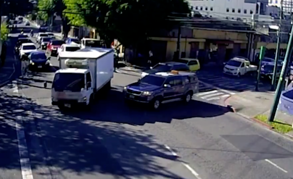 la imprudencia de ambos vehículos provocó un accidente. (Foto: Captura de pantalla) 