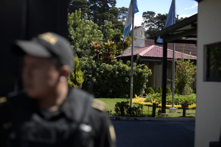 El notificador de un juzgado llegó a la sede de la CICIG y no fue atendido. (Foto: Wilder López/Soy502)