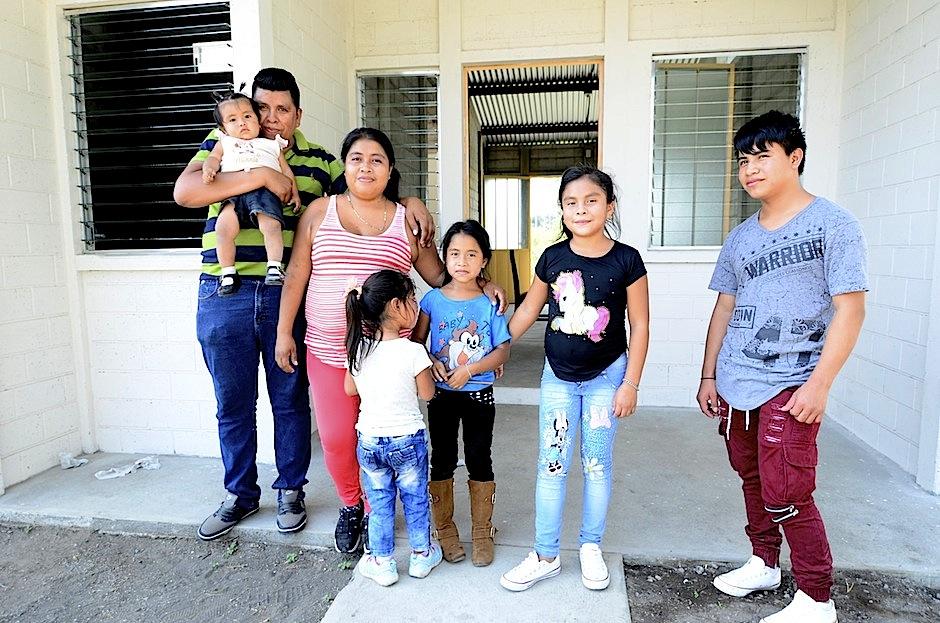 Familias que vivieron la tragedia del volcán de Fuego recibieron sus nuevos hogares. (Foto: Selene Mejía/Soy502) 