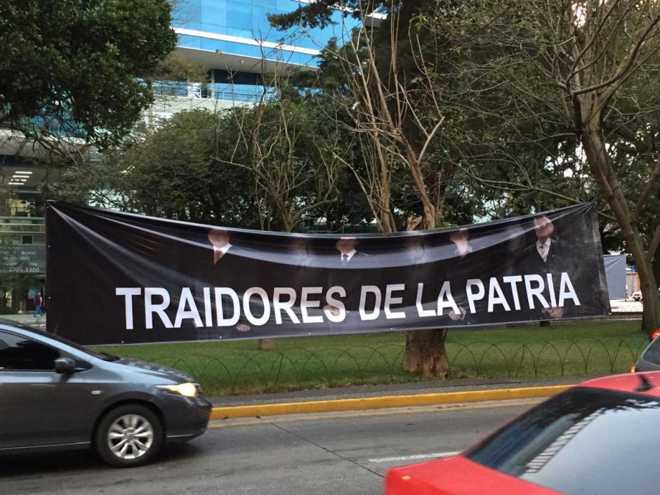 Las mantas fueron vistas en zona 10 y 14 de la ciudad. (Foto: Impacto Noticias) 
