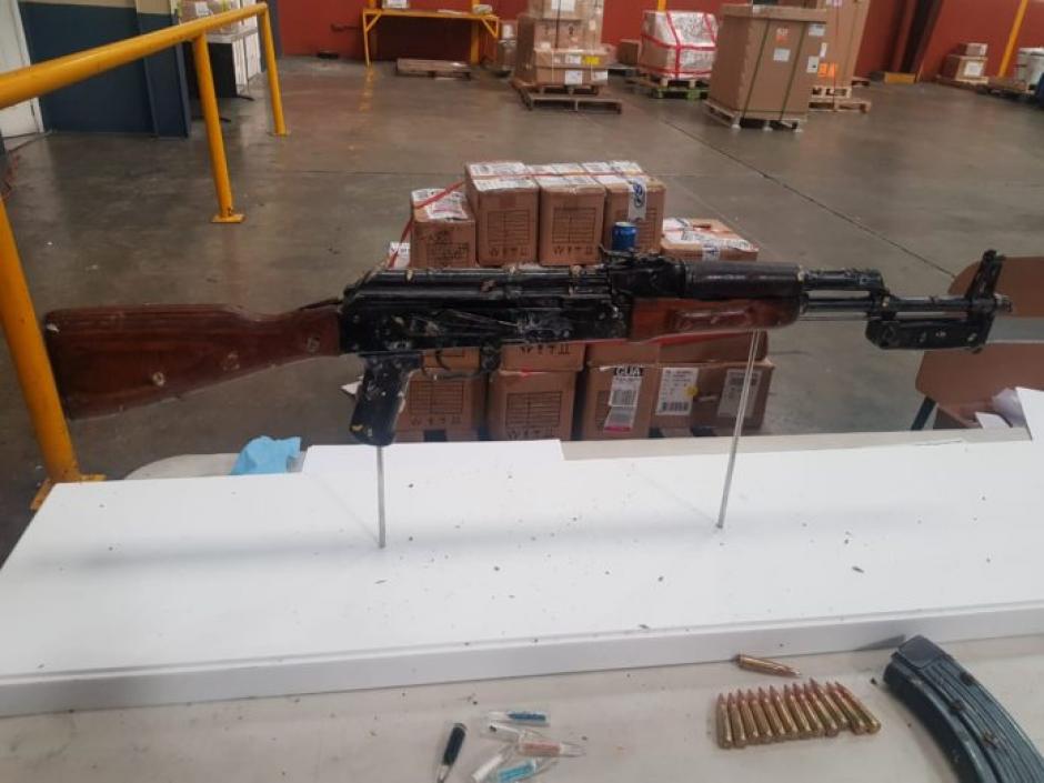 El paquete pretendía ingresar el arma como una escultura. (Foto: Ministerio de Gobernación)