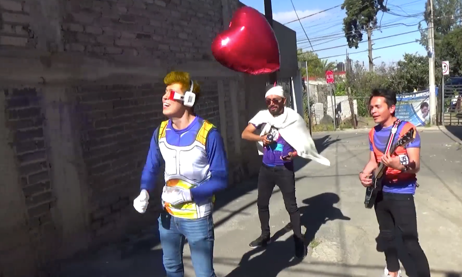 El joven se hizo acompañar de dos amigos para sorprender a su novia. (Foto: Captura)